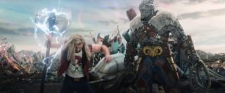 Zauważmy, że Thor pojawia się z Korgiem na planecie, która do złudzenia przypomina znany już z „Ragnaroku” Sakaar – wygląda na to, że Korg wrócił tu, aby dokończyć zapowiadaną przez siebie rewolucję.