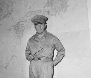 Generał Douglas MacArthur - dowódca aliantów na pacyficznym teatrze działań wojennych w II wojnie światowej