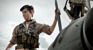 Armia umarłych (2021) – Chris D’Elia, który miał na ekranie zagrać pilota helikoptera, już po zakończeniu prac na planie został oskarżony o seksualne współżycie z nieletnimi osobami. Ostatecznie tę rolę powierzono Tig Notaro, a sceny z jej udziałem powstały w trakcie dokrętek. 