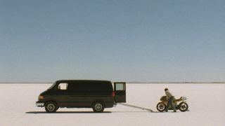 Brązowy królik (2003) – Reżyser, scenarzysta i zarazem odtwórca głównej roli Vincent Gallo w pierwotnej wersji filmu odbył na ekranie stosunek oralny z postacią portretowaną przez Chloe Sevigny – sęk w tym, że aktorka faktycznie zaspokajała twórcę, a scena nie była improwizowana. Sekwencja spotkała się z olbrzymią krytyką na festiwalu w Cannes i doprowadziła do kłótni między słynnym krytykiem Rogerem Ebertem a Gallo. Ten ostatni koniec końców zdecydował się edytować swój filmu, a jego czas trwania zmienił się ze 119 na zaledwie 93 minuty. 