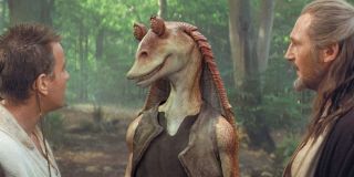 Atak klonów (2002) i Zemsta Sithów (2005) – Czas ekranowy postaci Jar Jar Binksa został w znacznym stopniu ograniczony po fatalnym przyjęciu tej postaci w „Mrocznym widmie”. Miłośników Star Wars nie do końca przekonało tłumaczenie twórców, że bohater ten miał zdobyć serca młodszej widowni jako postać „kreskówkowa”. Co więcej, spekulowano także o tym, że Jar Jar mógł okazać się mającym większy wpływ na fabułę czarnym charakterem. 