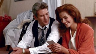 Pretty Woman (1990) – Zarówno pierwotny tytuł, „3000” (odnoszący się do kwoty płaconej bohaterce portretowanej przez Julię Roberts), jak i niezwykle realistyczne i brutalne zakończenie historii zostały skrytykowane w czasie pokazów testowych. Reżyser Garry Marshall i Disney zdecydowali się na stworzenie innego, bardziej lekkiego zakończenia. 