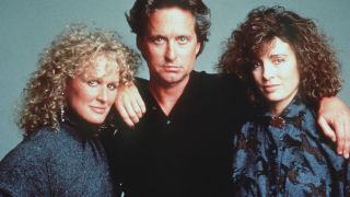 Fatalne zauroczenie (1987) – W pierwotnej wersji zakończenia filmu Alex (Glenn Close) miała podciąć sobie gardło w taki sposób, jakby zamordował ją Dan (Michael Douglas). Widzowie na pokazie testowym uznali jednak tę scenę za „mało satysfakcjonującą”, dlatego twórcy zdecydowali się ją kompletnie zmienić – Alex umierała teraz na rękach żony Dana. Co ciekawe, Close mocno protestowała przeciwko wprowadzaniu tych zmian. 