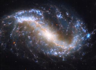 Galaktyka NGC 7496 - nałożone zdjęcia z teleskopów Webba i Hubble'a
