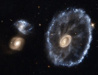 Galaktyka Koło Wozu - teleskop Hubble'a (porównanie)