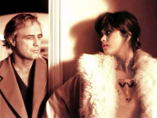 Ostatnie tango w Paryżu (1972) – największe kontrowersje wzbudza fakt, że reżyser Bernardo Bertolucci i aktor Marlon Brando działali w porozumieniu, aby jak najrealistyczniej przedstawić scenę seksu postaci portretowanych przez Brando i niczego nieświadomą i niewyrażającą zgody na taki obrót spraw Marię Schneider.