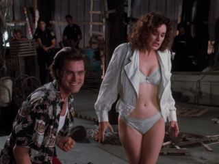 Ace Ventura: Psi detektyw (1994) – w jednej ze scen tytułowy bohater odsłania ubrania mężczyzny, pokazując, że ten jest w rzeczywistości transseksualną kobietą – to zdarzenie doprowadza do wymiotów osoby przyglądające się sytuacji.