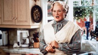 Pani Doubtfire (1993) – mężczyzna, odrzucając wyrok sądu, przebiera się za starszą kobietę, aby w ten sposób spędzać czas ze swoimi prawdziwymi dziećmi. Niektórzy krytycy filmowi uznają, że choć sam przekaz jest zabawny, dziś można by go równie dobrze uznać za przejaw choroby psychicznej.