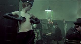 Nocny portier (1974) – osią fabularną filmu jest sadomasochistyczna relacja byłego oficera SS i zgwałconej przez niego przed laty w obozie koncentracyjnym Żydówki o imieniu Lucia.