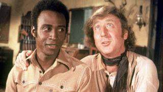 Płonące siodła (1974) – reżyser Mel Brooks przyznał po latach, że gdyby miał decydować o tym dzisiaj, nigdy by tego filmu nie nakręcił. Wszystko przez z jednej strony przedstawione satyrycznie, z drugiej karykaturalne ukazanie zachowania członków poszczególnych ras.