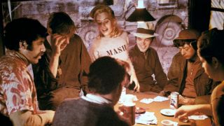 MASH (1970) – kontrowersje wzbudza sposób ukazania płci żeńskiej, najczęściej wykorzystywanej seksualnie przez mężczyzn i zachowującej się tak, jakby zadowolenie płci męskiej było jednym z ich najważniejszych celów życiowych.