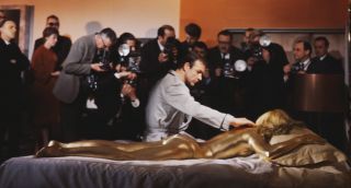 Goldfinger (1964) – podobnie jak w innych z pierwszych filmów o agencie 007 James Bond wydaje się tu zmuszać kobietę do stosunku seksualnego pomimo odmowy i protestów. Cary Joji Fukunaga, reżyser „Nie czas umierać”, stwierdził, że tego typu zachowanie „nie miałoby racji bytu w dzisiejszych filmach”.