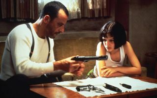 Leon zawodowiec (1994) – film wzbudzał kontrowersje już w momencie powstania z uwagi na skomplikowaną i opartą także na komponencie seksualnym relację tytułowego bohatera z 12-letnią Matyldą. W niektórych opracowaniach uznaje się go nawet za przykład „dziecięcej pornografii”.