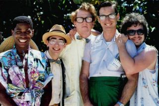 Zemsta frajerów (1984) – choć po latach ten film uznaje się za przełomowy dla zwrócenia uwagi na kulturę nerdów w USA, fabuła zbudowana jest z wielu kontrowersyjnych wątków: napaści seksualnej, homofobii czy rasistowskiej ekspozycji postaci azjatyckiego pochodzenia.
