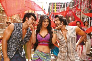 Gunday (2014) – ten film z Indii został zbombardowany najniższymi notami jeszcze przed swoją premierą przez mieszkańców Bangladeszu, którzy zarzucali mu „olbrzymią niedokładność historyczną” w sekwencji otwierającej ukazującej m.in. powstanie Bangladeszu. W dniu premiery „Gunday” miał na IMDb średnią 1,4/10 przy aż 44 tys. oddanych głosów. 
