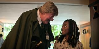 W serialu znajduje się kilka wskazówek dotyczących prawdziwej tożsamości Gilberta – chodzi tu m.in. o fakt, że Rose Walker nie widzi jego snów, choć bohater znajduje się blisko mniej, jego zielone ubrania czy reakcję Koryntczyka na jego zobaczenie.