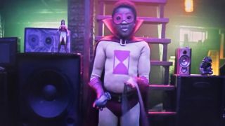 Serialowy Jed Walker bawi się figurkami kolekcjonerskimi, które przedstawiają bohaterów uniwersum DC – wśród nich Wonder Woman, Batmana i Flasha.