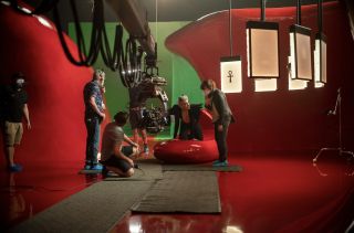 W serialu nie za każdym razem posiłkowano się zresztą efektami specjalnymi. Takie lokacje jak komnaty Pożądania czy sala tronowa Lucyfer były budowane na planie serialowym.