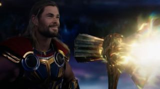 Thor w „Miłości i gromie” rozmawia ze Stormbreakerem w taki sposób, jakby młot był zazdrosny o Mjolnira.