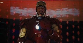 Tony Stark oddaje mocz do własnej zbroi w filmie „Iron Man 2”.