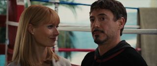 „I want one” – to słowa Tony’ego Starka skierowane do Pepper Potts tuż po poznaniu Nataszy Romanow. Z perspektywy lat seksualizacja postaci Czarnej Wdowy w „Iron Manie 2” może zostać uznana za mocno cringe’ową.