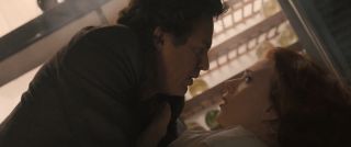 Bruce Banner w „Czasie Ultrona” spada wprost na piersi Nataszy Romanow - reakcja bohaterki? „Tylko nie zmieniaj się w zielonego!”. To tylko jeden z przykładów naprawdę cringe’owej w wydźwięku ekspozycji relacji obu postaci na ekranie.