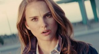 Jane Foster podczas poznania Odyna zapytała go, kim jest; niewiedza osoby uznawanej za jednego z najlepszych naukowców na kuli ziemskiej może być porażająca. Cringe wywoływało także usilne robienie z Foster „wiecznie nieuprzejmej” postaci, nie mówiąc już o słynnym „Oh. My. God.” z pierwszego „Thora”.