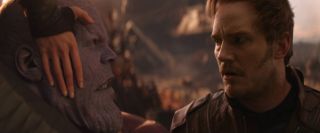 W „Wojnie bez granic” Star-Lord miał szansę zdjąć Rękawicę Nieskończoności z dłoni Thanosa. Pal już licho jego egoistyczne podejście do całej sytuacji; odrobinę żenujące jest to, że Quill po usłyszeniu informacji o śmierci Gamory zaczyna nazywać Szalonego Tytana „dupkiem” i bić go po twarzy.