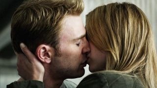 Pocałunek Steve’a Rogersa i Sharon Carter w „Wojnie bohaterów” – przypomnijmy, że Sharon jest siostrzenicą prawdziwego obiektu westchnień Kapitana Ameryki, Peggy Carter. W dodatku para poznała się na pogrzebie tej ostatniej.
