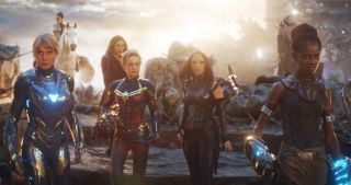 Nadejście armii kobiecych bohaterek w filmie „Koniec gry”. Z perspektywy czasu można przypuszczać, że Marvel Studios za pomocą tej sekwencji chciało w ekspresowym tempie nadrobić długie lata, w trakcie których żeńskie postacie były w MCU traktowane po macoszemu.