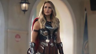 Scena z „Miłości i gromu”, w czasie której Jane Foster próbuje wymyślić swoje hasło przewodnie. Jej „Let’s bring the rainbow” miało brzmieć zabawnie, lecz w połączeniu z dyskusją boga burzy i Walkirii na temat tworzenia hasła może prezentować się żenująco.