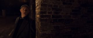 W zwiastunie przez moment widzimy Everetta Rossa, dawnego agenta CIA, postać znaną już z filmów „Wojna bohaterów” i „Czarna Pantera”, która ma odegrać także ważną rolę w produkcji „Wakanda w moim sercu”. Jego obecność może sugerować, że problem Skrulli dotyczy już nie tylko Stanów Zjednoczonych, ale całej społeczności międzynarodowej.