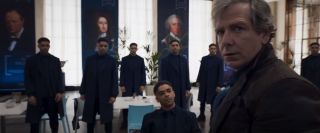 Marvel potwierdził już oficjalnie, że Ben-Adir wcieli się w „lidera rebelii Skrulli o imieniu Gravik”, który będzie jednocześnie głównym złoczyńcą opowieści. Takiej postaci nie widzieliśmy w komiksach; z materiałów z planu wynika jednak, że antagonista ten często korzysta także z ludzkiej formy.