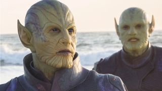 Z pełną mocą trzeba podkreślić, że ukazani w komiksowej „Secret Invasion” jako złoczyńcy z krwi i kości Skrulle w MCU – co wiemy już z filmu „Kapitan Marvel” – są tymi „dobrymi”, ofiarami prześladowań ze strony ich odwiecznych wrogów, kosmicznej rasy Kree.