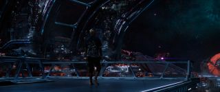 Sam Fury wraca na Ziemię po raz pierwszy od czasu sceny po napisach z filmu „Spider-Man: Daleko od domu”, w trakcie której widzieliśmy go przebywającego na statku Skrulli. Z tej samej sekwencji dowiedzieliśmy się, że lider Skrulli, Talos, oraz jego żona, Soren, podszywają się pod Nicka Fury’ego i Marię Hill.