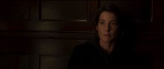 Ze zwiastuna wynika, że wbrew wcześniejszym spekulacjom Maria Hill przebywała cały czas na Ziemi, nagrywając wiadomości na pocztę głosową Fury’ego. Powstaje w tym miejscu pytanie: dlaczego w takim razie Soren podszywała się pod tę postać? Jedna z teorii sugeruje, że w rzeczywistości MCU Soren i Maria Hill od samego początku to jedna i ta sama osoba. Jeśli ta teoria jest poprawna, Skrulle mają ogromną wiedzę na temat działalności Avengers, w tym o używanych przez jej członkach technologii.
