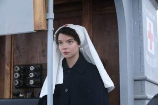 Anya Taylor-Joy ujawniła, że po przeprowadzce do Londynu gdy miała 6 lat, przez dwa lata mówiła po hiszpańsku, ponieważ chciała wrócić do Buenos Aires. Aktorka liczyła, że w ten sposób przekona rodziców do wyjazdu.