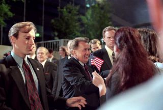 12. Prezydencki poker (sezon 1, odcinek 22) – prezydent USA zostaje zaatakowany. 