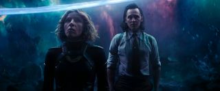 11. Loki (sezon 1, odcinek 6) – Sylvie zabija Tego, Który Trwa, a Loki trafia do innej już siedziby Time Variance Authority, w której znajduje się pomnik Strażników Czasu. 