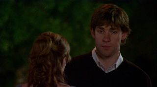 2. Biuro (sezon 2, odcinek 22) – Jim całuje Pam. 