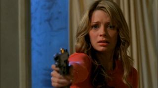 13. Życie na fali (sezon 2, odcinek 24) – Marissa strzela w kierunku Treya.  