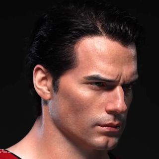 Henry Cavill na popiersiu Supermana