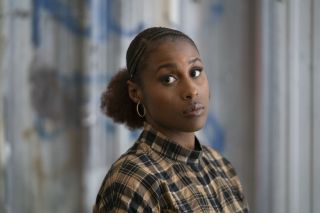 10. Issa Rae – ukończony kierunek: studia afrykańskie i afroamerykańskie, potencjalny zawód: dziennikarka telewizyjna; roczny zarobek w 2023 roku w potencjalnym zawodzie: 62000 USD; na łączną wartość swojego majątku musiałaby w tym zawodzie pracować 129 lat.        