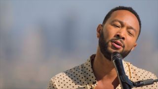 9. John Legend (piosenkarz) – ukończony kierunek: filologia angielska ze specjalizacją literatury afroamerykańskiej, potencjalny zawód: scenarzysta; roczny zarobek w 2023 roku w potencjalnym zawodzie: 69000 USD; na łączną wartość swojego majątku musiałby w tym zawodzie pracować 1449 lat.        