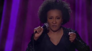 7. Wanda Sykes (komiczka, pisarka i aktorka) – ukończony kierunek: marketing, potencjalny zawód: dyrektorka marketingu; roczny zarobek w 2023 roku w potencjalnym zawodzie: 86000 USD; na łączną wartość swojego majątku musiałaby w tym zawodzie pracować 116 lat.        