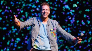 22. Chris Martin (piosenkarz, lider zespołu Coldplay) – ukończony kierunek: historia starożytna, potencjalny zawód: kustosz w muzeum; roczny zarobek w 2023 roku w potencjalnym zawodzie: 48593 USD; na łączną wartość swojego majątku musiałby w tym zawodzie pracować 3293 lata.  