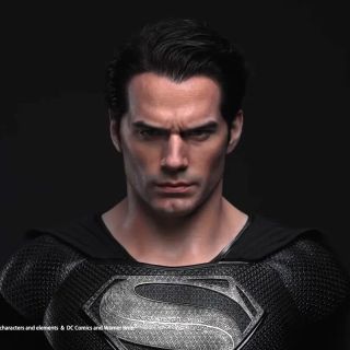 Henry Cavill na popiersiu Supermana