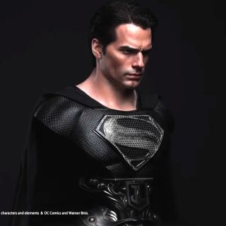 Henry Cavill na popiersiu Supermana