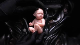 Henry Cavill na popiersiu Supermana