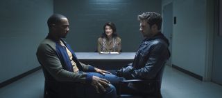 Ogromny problem z ukazywaniem świata naznaczonego pstryknięciem Thanosem i Blipem – zauważmy, że akcję serialu Falcon i Zimowy żołnierz i filmu Shang-Chi i legenda dziesięciu pierścieni dzieli zaledwie kilka tygodni. Tymczasem w pierwszym z nich eksponowano żałobę i chaos powstały po krucjacie Szalonego Tytana, natomiast w drugim te skutki wydawały się całkowicie nieobecne.